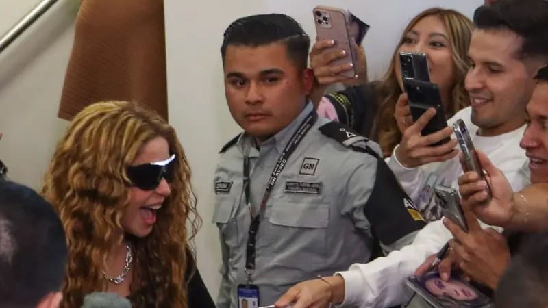 Shakira llega a México.png